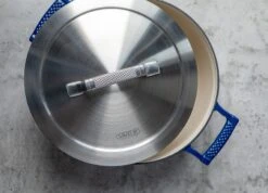 Saveur Selects Braadpan Voyage - Classic Blue - ø 25 Cm / 4.7 Liter - Geëmailleerde Anti-aanbaklaag -Keuken Kwaliteitswinkel 1 3 7 scaled 1