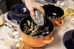 Cosy & Trendy Mosselpan - Oranje - ø 18 Cm / 2.8 Liter 8 Cosy & Trendy Mosselpan - Oranje - ø 18 Cm / 2.8 Liter -Keuken Kwaliteitswinkel 11 Mosselen Anovi 11 1