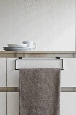 Yamazaki Handdoekhouder Tower Zwart 30 Cm -Keuken Kwaliteitswinkel 2747 TOWER KITCHEN TOWEL HANGER WIDE BK 02 1000x