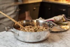 Saveur Selects Pannenset Voyage - TriPly RVS - 6 Delige Set -Keuken Kwaliteitswinkel 3QT Sauteuse Lifestyle 1 scaled 1