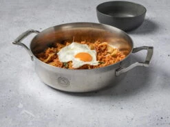 Saveur Selects Pannenset Voyage - TriPly RVS - 6 Delige Set -Keuken Kwaliteitswinkel 3QT Sauteuse Lifestyle 4 scaled 1