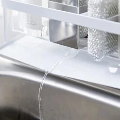 Yamazaki Gootsteenorganiser Tower Wit 10 Yamazaki Gootsteenorganiser Tower Wit -Keuken Kwaliteitswinkel 5016TOWERSPONGEANDBOTTLEHOLDERWITHDRAINERWH 7 1000x