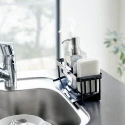 Yamazaki Gootsteenorganiser Tower Zwart -Keuken Kwaliteitswinkel 5017TOWERSPONGEANDBOTTLEHOLDERWITHDRAINERBK 3 1000x