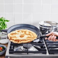 GreenPan Pannenkoekenpan Essentials - Zwart - ø 24 Cm - Keramische Anti-aanbaklaag -Keuken Kwaliteitswinkel 667b28b228ec1bc1005fc3d1a08875dcfcdbfa72 GP ESS BA Bd Pancakepan Large NS Lifestyle a