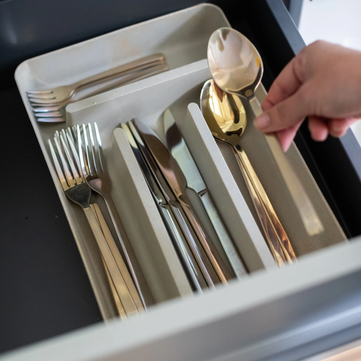 Koziol Bestekbak Rio 4-Vaks 32 X 21 Cm 2 Koziol Bestekbak Rio 4-Vaks 32 X 21 Cm - Afbeelding 2