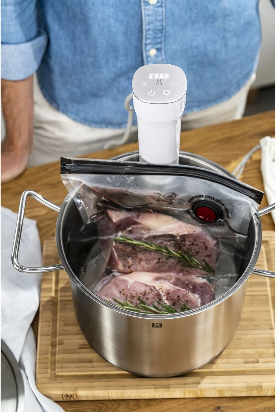 Zwilling Sous Vide Stick Enfinigy - Nauwkeurige Temperatuurinstelling - IPX7 Waterproof - Zilver/Wit 2 Zwilling Sous Vide Stick Enfinigy - Nauwkeurige Temperatuurinstelling - IPX7 Waterproof - Zilver/Wit - Afbeelding 2