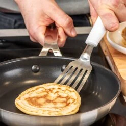 KitchenAid Bakspaan Classic - Zilver / Wit 5 KitchenAid Bakspaan Classic - Zilver / Wit -Keuken Kwaliteitswinkel KitchenAid szkatula do smazenia nalesnikow CLASSIC White KCG024OHWHE 5057982066390