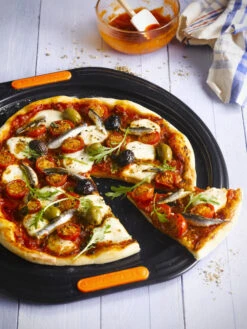 Le Creuset Pizzaplaat Patiliss - ø 33 Cm -Keuken Kwaliteitswinkel Le Creuset Pizzaplaat Sfeer2