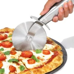 OXO Good Grips Pizzasnijder Steel 6 OXO Good Grips Pizzasnijder Steel -Keuken Kwaliteitswinkel Oxo Pizzasnijdder Steel 2