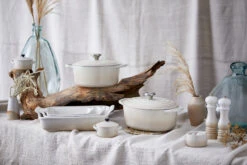 Le Creuset Braadpan Signature - Meringue - ø 26 Cm / 5.3 Liter -Keuken Kwaliteitswinkel RS9584 New Meringue Range Shot f2.8 RETOUCHED lpr