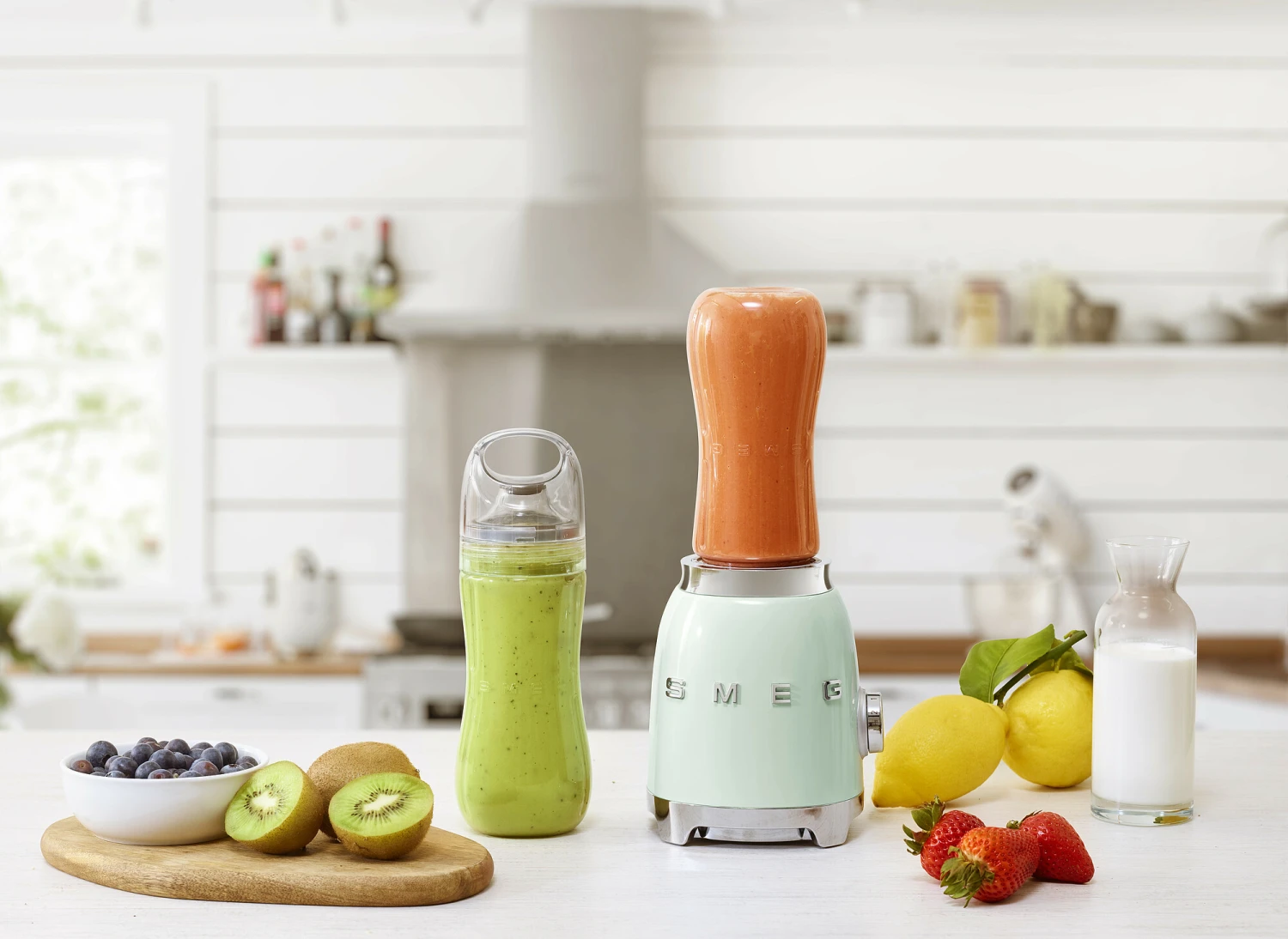 SMEG Smoothie Blender - Compact - Watergroen - 600 Ml - PBF01PGEU 2 SMEG Smoothie Blender - Compact - Watergroen - 600 Ml - PBF01PGEU - Afbeelding 2