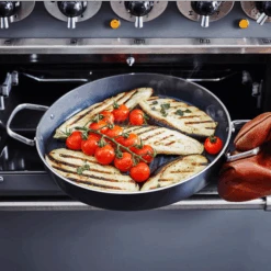 GreenPan Grillpan Essentials - ø 28 Cm - Keramische Anti-aanbaklaag -Keuken Kwaliteitswinkel a82ffaf1c0612fcdfb4e3011261fe6fc2e396684 GP ESS BA Bd RoundGrillpan OvenSafe Lifestyle a