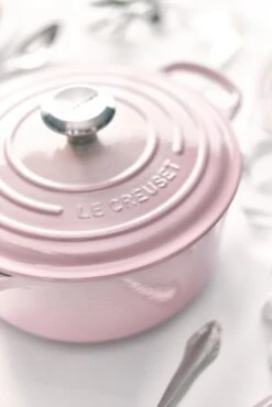 Le Creuset Braadpan Signature - Shell Pink - ø 24 Cm / 4.2 Liter -Keuken Kwaliteitswinkel le creuset braadpan shell pink sfeerbeeld 2