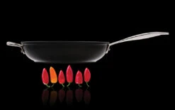Le Creuset Sauteerpan Les Forgées TNS - ø 28 Cm / 3.2 Liter - Standaard Anti-aanbaklaag -Keuken Kwaliteitswinkel le creuset sauteerpan 28cm donker