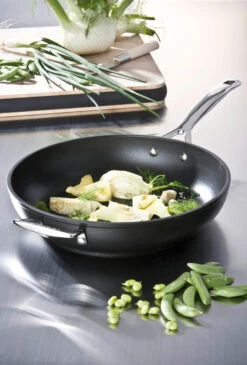 Le Creuset Sauteerpan Les Forgées TNS - ø 30 Cm / 3.7 Liter - Standaard Anti-aanbaklaag -Keuken Kwaliteitswinkel le creuset sauteerpan 28cm eten