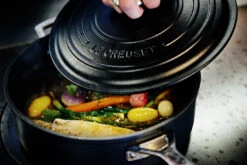 Le Creuset Hapjespan Les Forgées TNS - ø 26 Cm / 4 Liter - Standaard Anti-aanbaklaag -Keuken Kwaliteitswinkel le creuset sauteerpan recht 26cm deksel