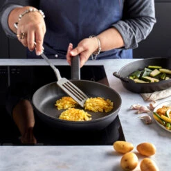 Demeyere Koekenpan Alu Comfort 3 - Duraslide - ø 20 Cm - Standaard Anti-aanbaklaag -Keuken Kwaliteitswinkel pdp masonry content demeyere alu comfort dura 3 pan soft utensils 750x750