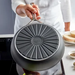 Demeyere Hapjespan Alu Pro 5 - Duraslide Titanium - ø 24 Cm / 3.2 Liter - Standaard Anti-aanbaklaag -Keuken Kwaliteitswinkel pdp masonry content demeyere radiant 750x750