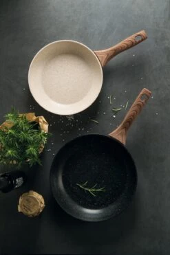 Sambonet Wokpan Rock 'n' Rose - Zwart - ø 28 Cm - Standaard Anti-aanbaklaag 8 Sambonet Wokpan Rock 'n' Rose - Zwart - ø 28 Cm - Standaard Anti-aanbaklaag -Keuken Kwaliteitswinkel sambonet pannen rock n rose sfeer3