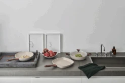 Sambonet Hapjespan Rock 'n' Rose - Creme - ø 28 Cm / 3.6 Liter - Standaard Anti-aanbaklaag -Keuken Kwaliteitswinkel sambonet rock n rose sfeer4