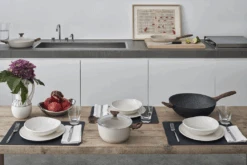 Sambonet Braadpan Rock 'n' Rose - Creme - ø 24 Cm / 4.5 Liter - Standaard Anti-aanbaklaag -Keuken Kwaliteitswinkel sambonet rock n rose sfeer8 1