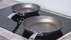 Le Creuset Koekenpannenset Les Forgées TNS - ø 24 En 28 Cm - Standaard Anti-aanbaklaag -Keuken Kwaliteitswinkel sfeer 1 2