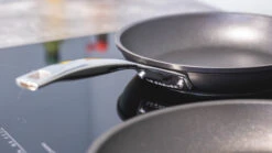 Le Creuset Koekenpannenset Les Forgées TNS - ø 24 En 28 Cm - Standaard Anti-aanbaklaag -Keuken Kwaliteitswinkel sfeer 2 7