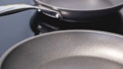 Le Creuset Koekenpannenset Les Forgées TNS - ø 24 En 28 Cm - Standaard Anti-aanbaklaag -Keuken Kwaliteitswinkel sfeer 3 1