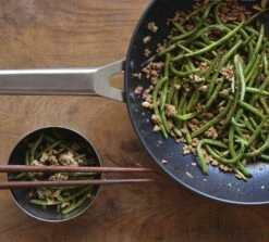 Valira Wokpan Aire - ø 30 Cm - Standaard Anti-aanbaklaag 7 Valira Wokpan Aire - ø 30 Cm - Standaard Anti-aanbaklaag -Keuken Kwaliteitswinkel woksfeerfoto2